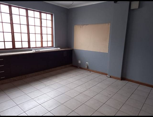 180M² OFFICE RENTED IN DUNCANVILLE